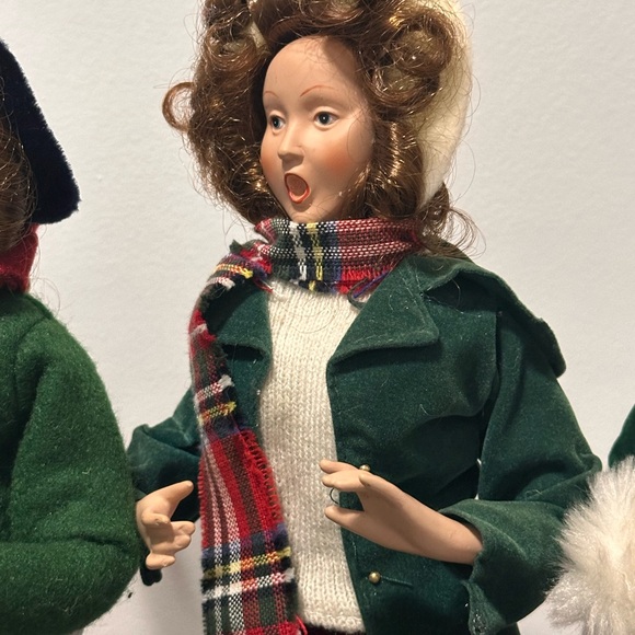 5 Festive Caroler Figurines Set - Picture 6 of 9